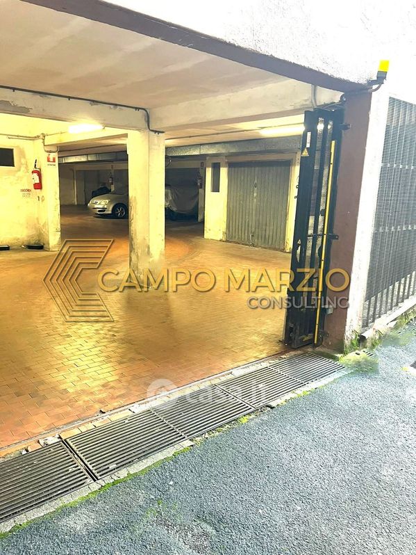Garage/Posto auto in Vendita in Via Suvereto a Roma
