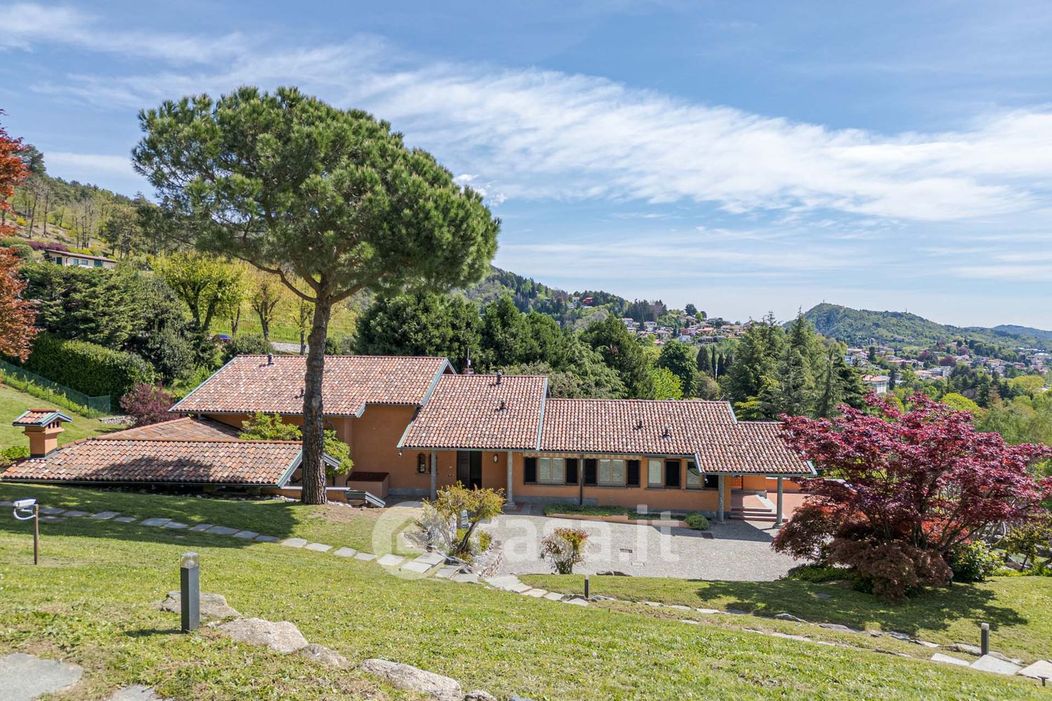 Villa in Vendita in Via per san fermo 39 a Como