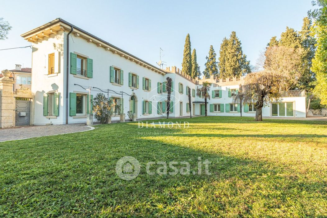 Villa in Vendita in Via Biondella a Verona