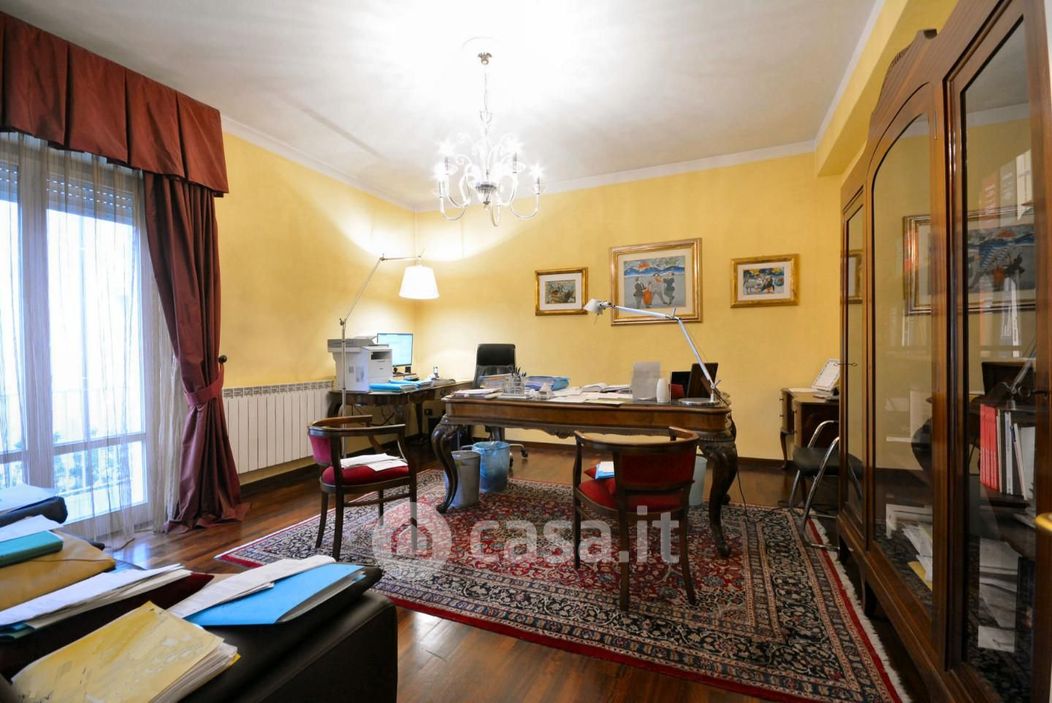Appartamento in Vendita in Via Giovanni Pascoli a Lucca