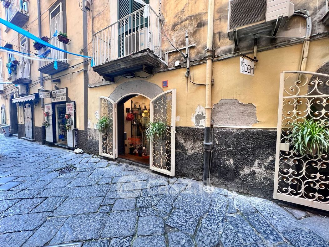 Negozio/Locale commerciale in Affitto in Via Giuseppe Ferrigni a Napoli