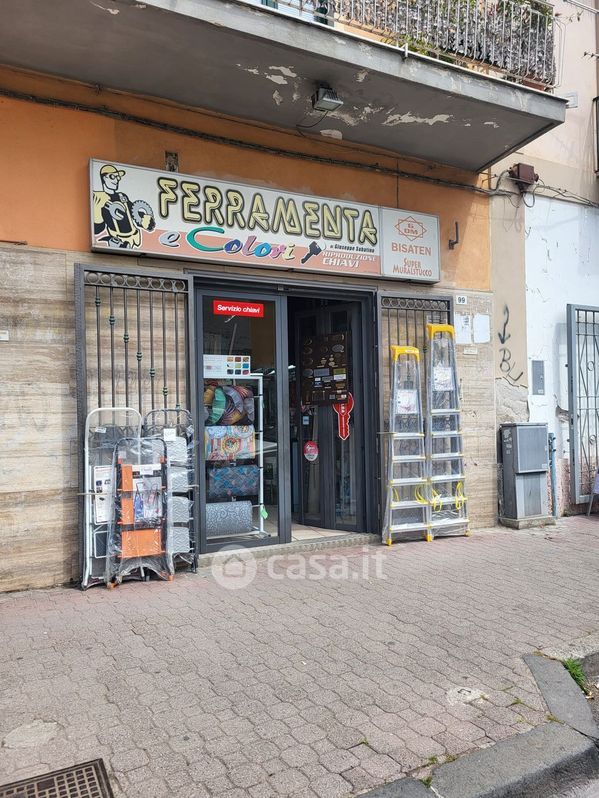 Negozio/Locale commerciale in Vendita in Via Posidonia 99 a Salerno
