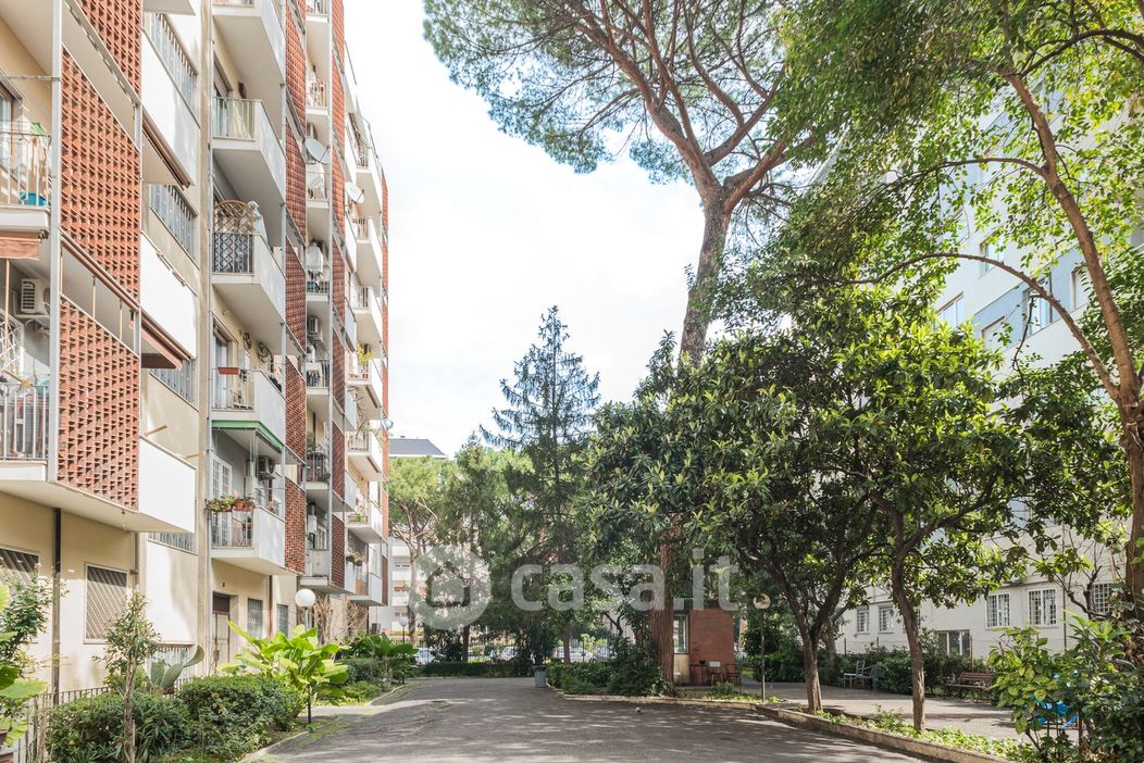 Appartamento in Vendita in Viale Val Padana a Roma