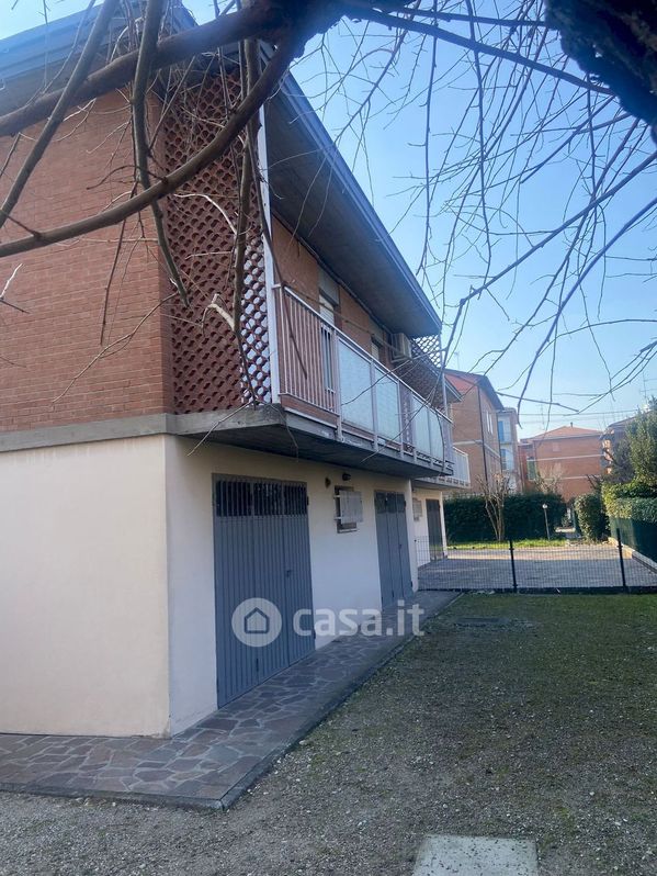 Casa Bi/Trifamiliare in Vendita in Via Francesco Ambrosoli a Modena