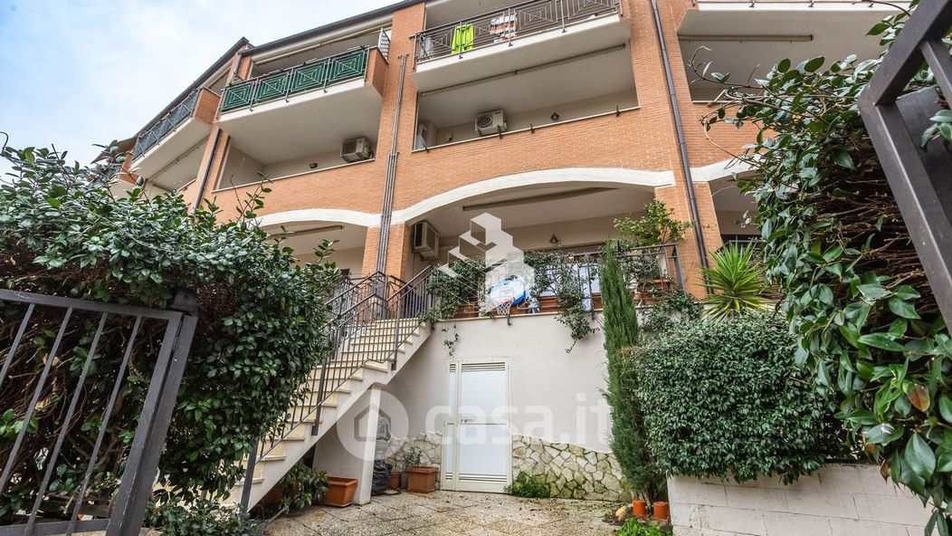 Appartamento in Vendita in Via Scarmagno 28 a Roma