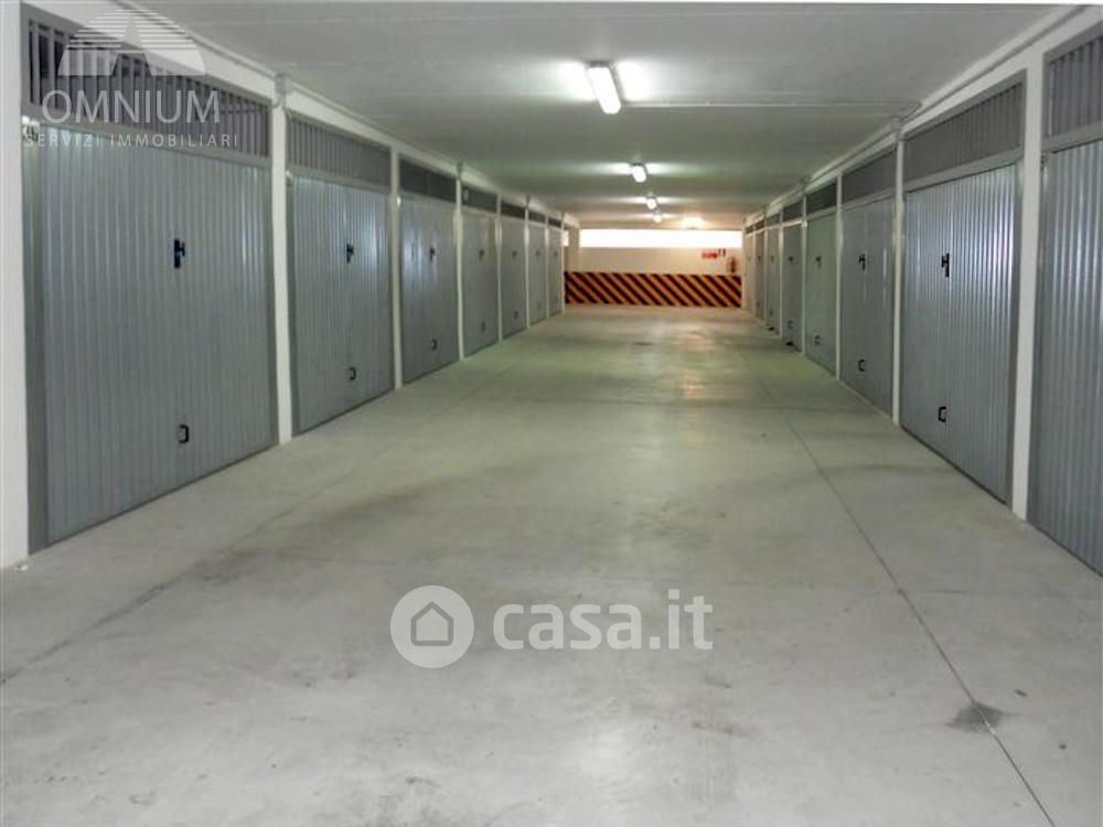 Garage/Posto auto in Affitto in Via delle Acacie 1 a Cesano Boscone