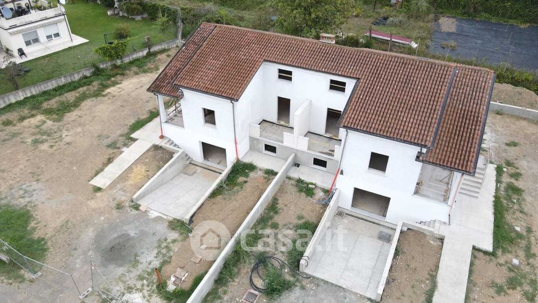 Casa Bi/Trifamiliare in Vendita in Via Turì 20 a Sarzana