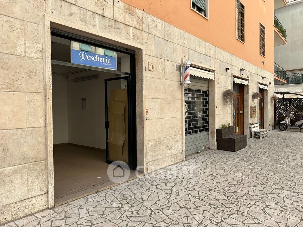 Negozio/Locale commerciale in Vendita in Via Massacciuccoli 41 a Roma