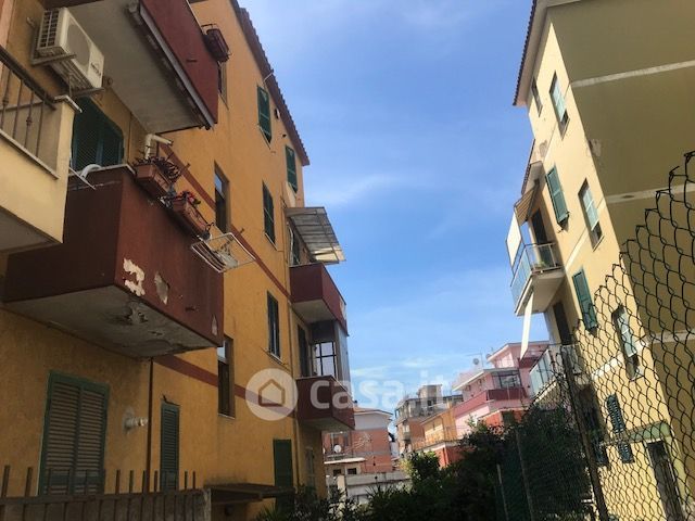 Appartamento in Vendita in Via dei Canarini 32 a Roma