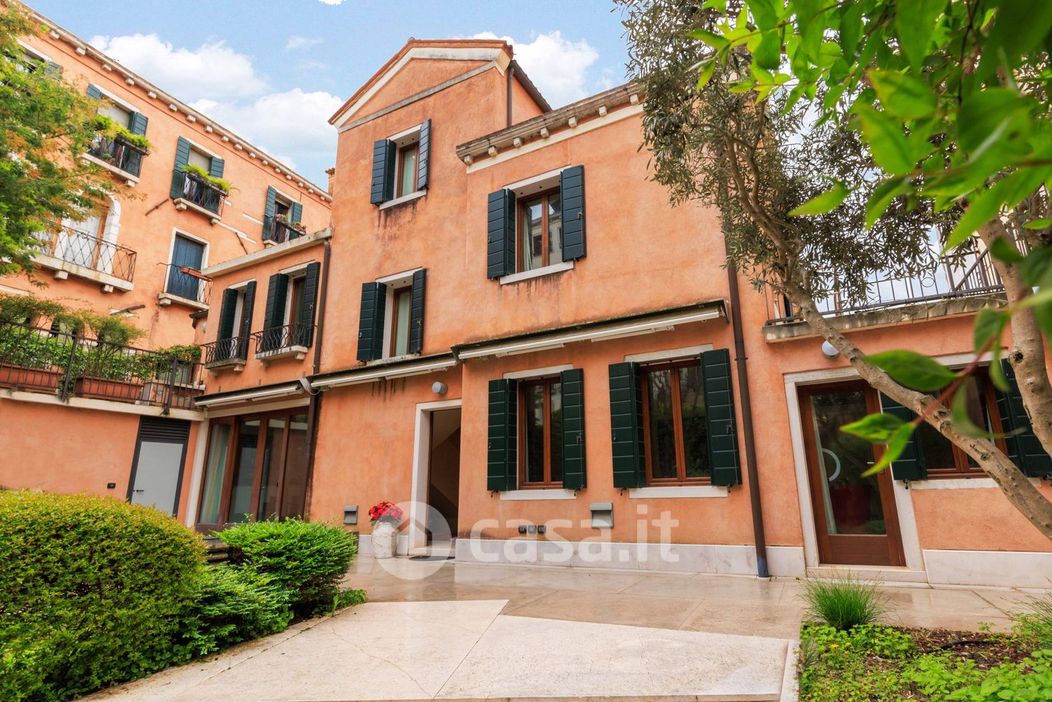 Casa indipendente in Vendita in Campiello Albrizzi a Venezia