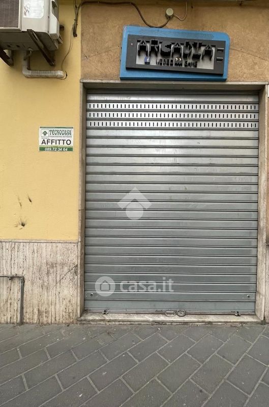 Negozio/Locale commerciale in Affitto in Via Pietro del Pezzo 41 a Salerno
