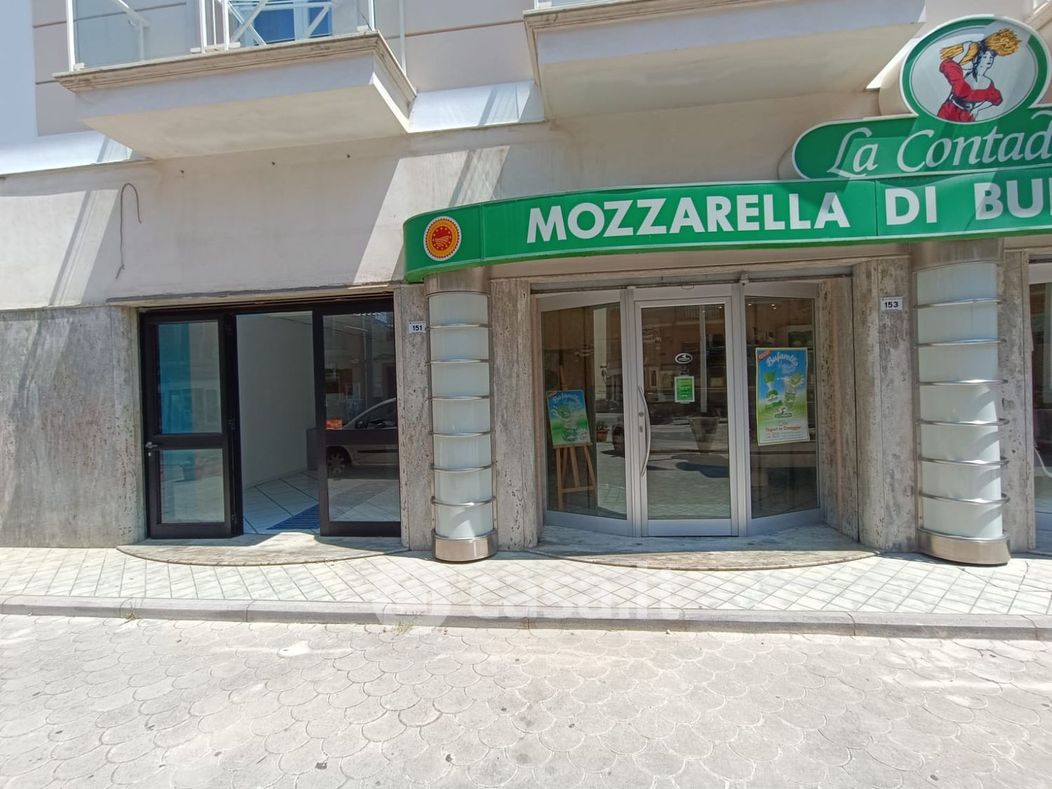 Negozio/Locale commerciale in Affitto in Corso Umberto I 153 a Pontecagnano Faiano