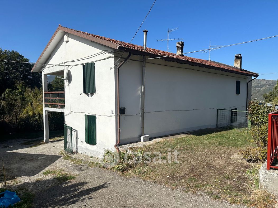 Casa indipendente in Vendita in Strada DELLA VAL PARMA 2 a Tizzano Val Parma
