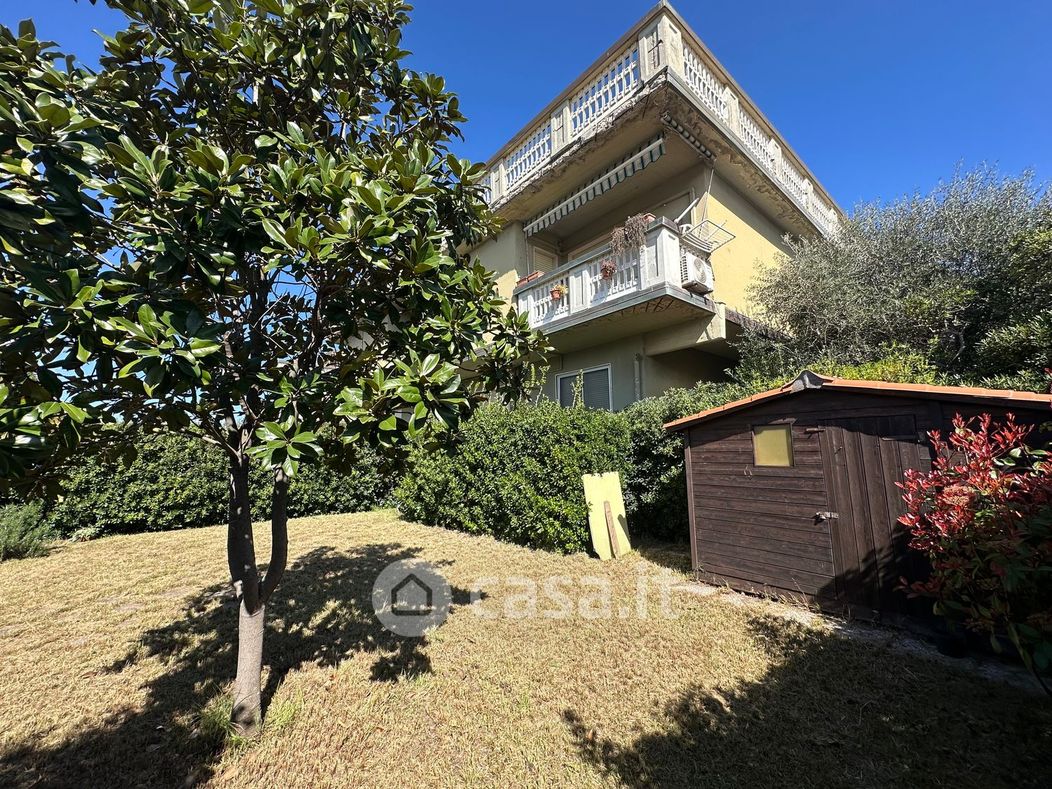 Appartamento in Vendita in Viale Domenico Zaccagna 52 a Carrara