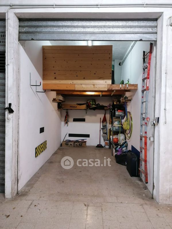 Garage/Posto auto in Vendita in Via muravera a Roma