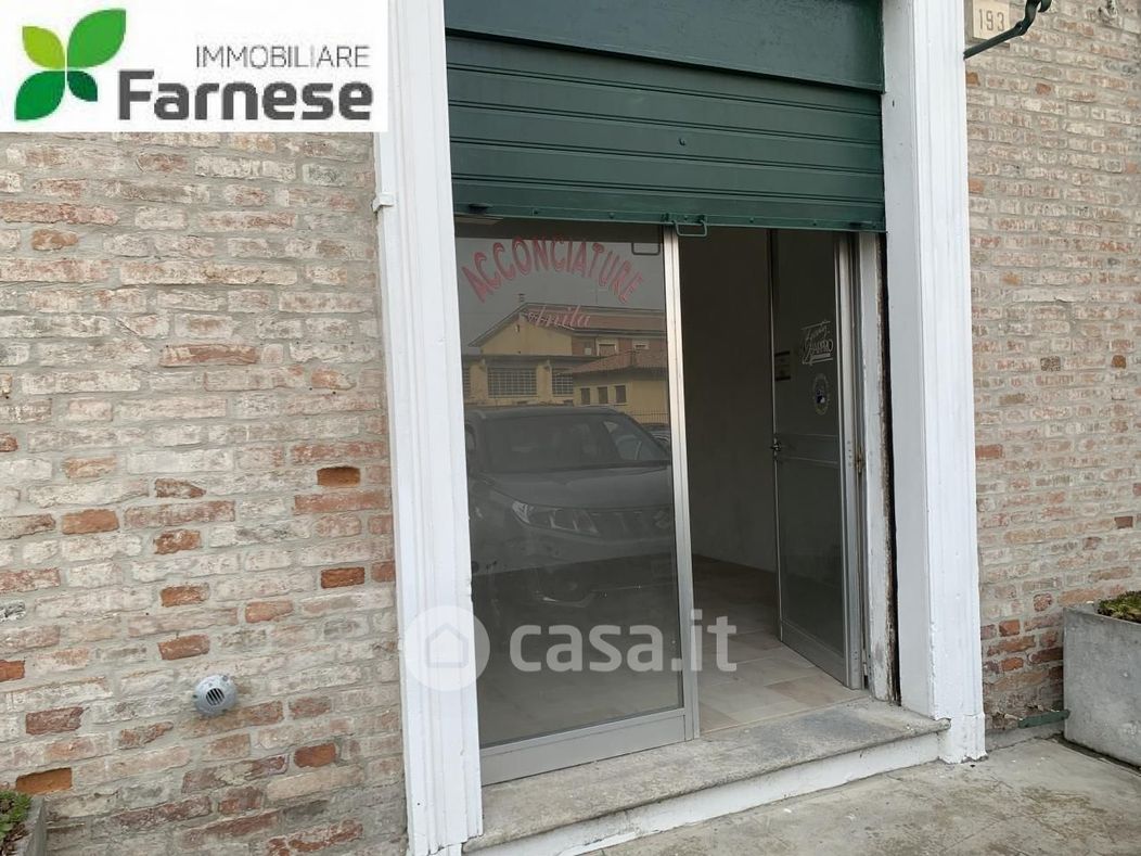 Negozio/Locale commerciale in Vendita in Strada Farnesiana 193 a Piacenza
