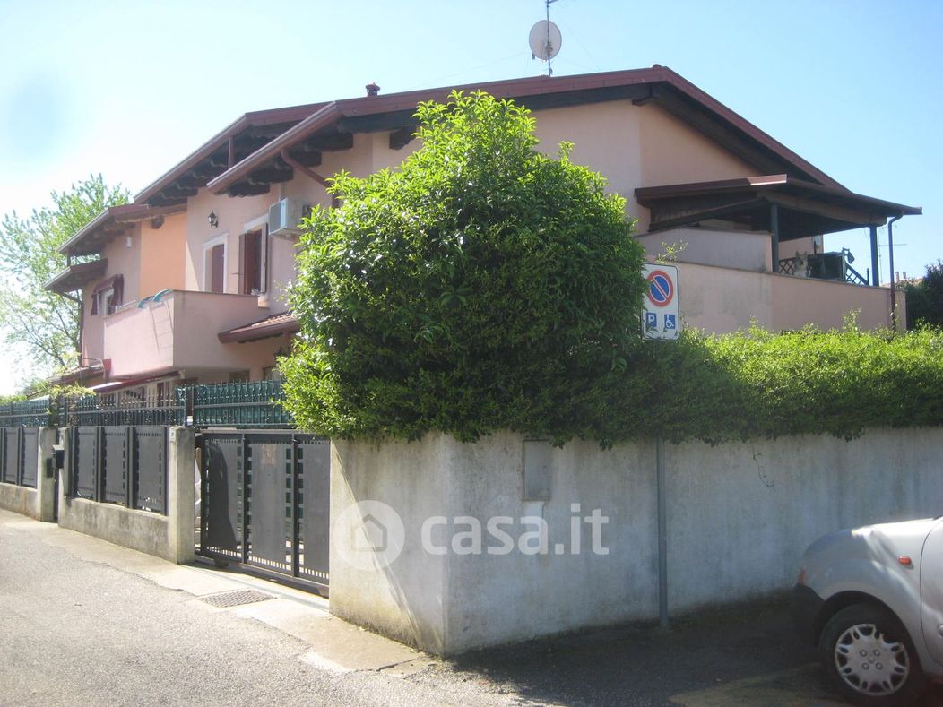 Casa Bi/Trifamiliare in Vendita in Via Dobbia a Staranzano