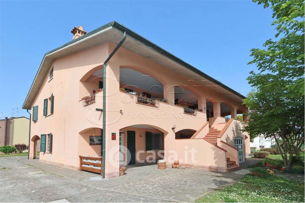 Casa Bi/Trifamiliare in Vendita in Via Lavezzola a Ferrara