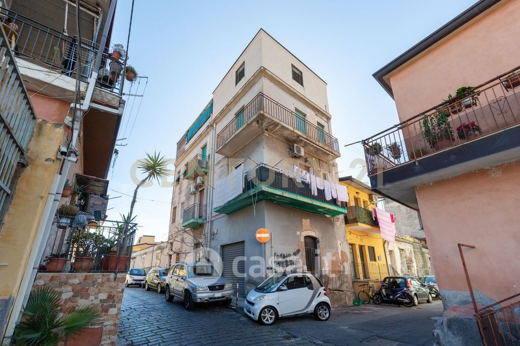 Casa Bi/Trifamiliare in Vendita in Via Grassi 61 a Catania