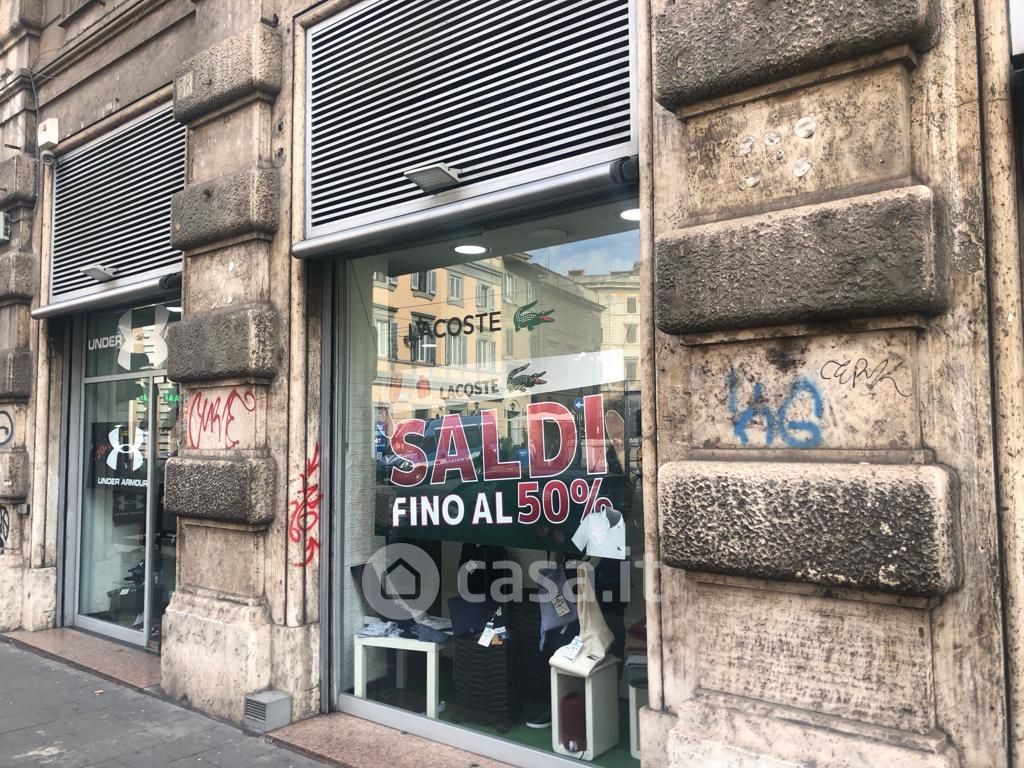 Negozio/Locale commerciale in Vendita in Via Arenula a Roma