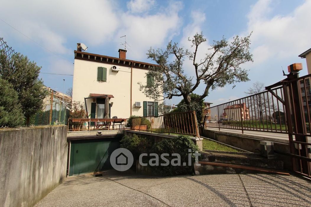 Casa indipendente in Vendita in Via Polveriera Vecchia 41 a Verona