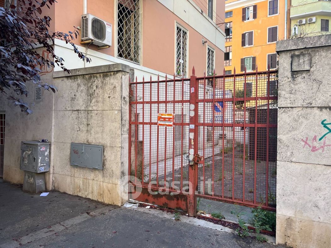 Garage/Posto auto in Vendita in Via San Tommaso d'Aquino 9 a Roma