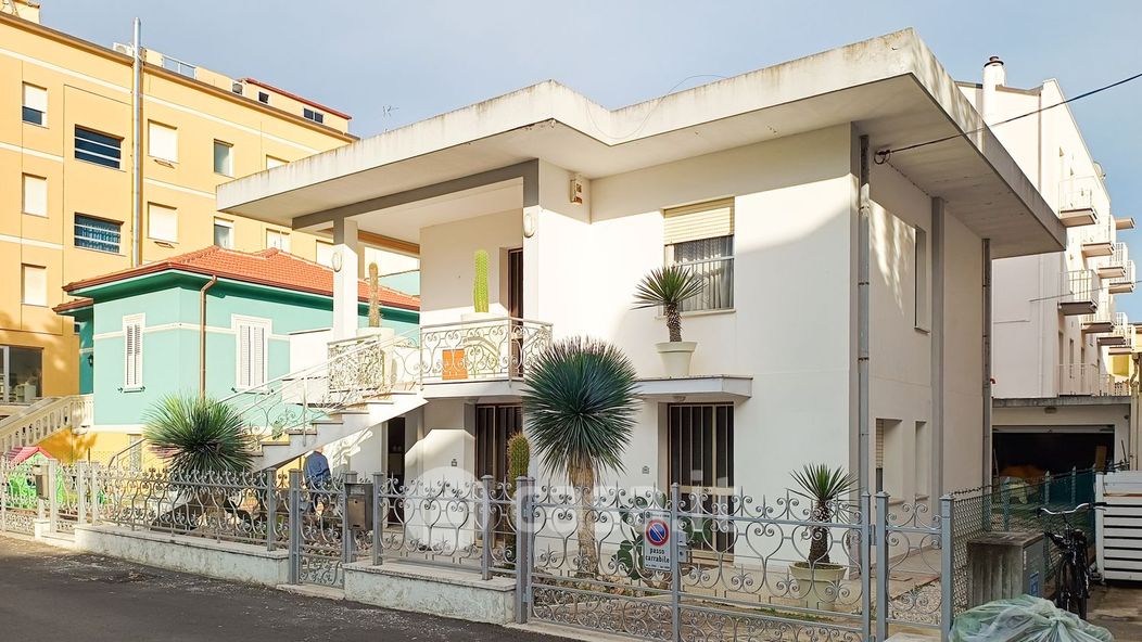 Casa indipendente in Vendita in Viale Bari 9 a Rimini