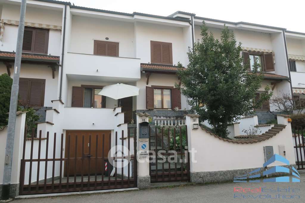 Villa in Vendita in Via Amilcare Ponchielli 37 a Novara