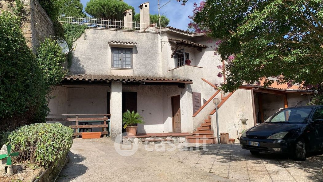 Casa Bi/Trifamiliare in Vendita in BUERO 12 a Rocca Priora
