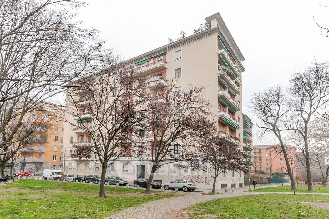 Appartamento in Vendita in Viale Coni Zugna 34 a Milano