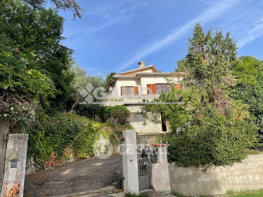 Villa in Vendita in Via Gerolamo Sambiase 42 a Cosenza