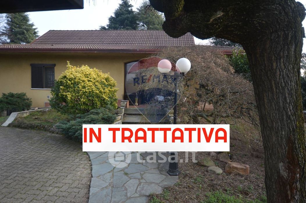 Villa in Vendita in Via San Pio X 90 a Cassano Magnago