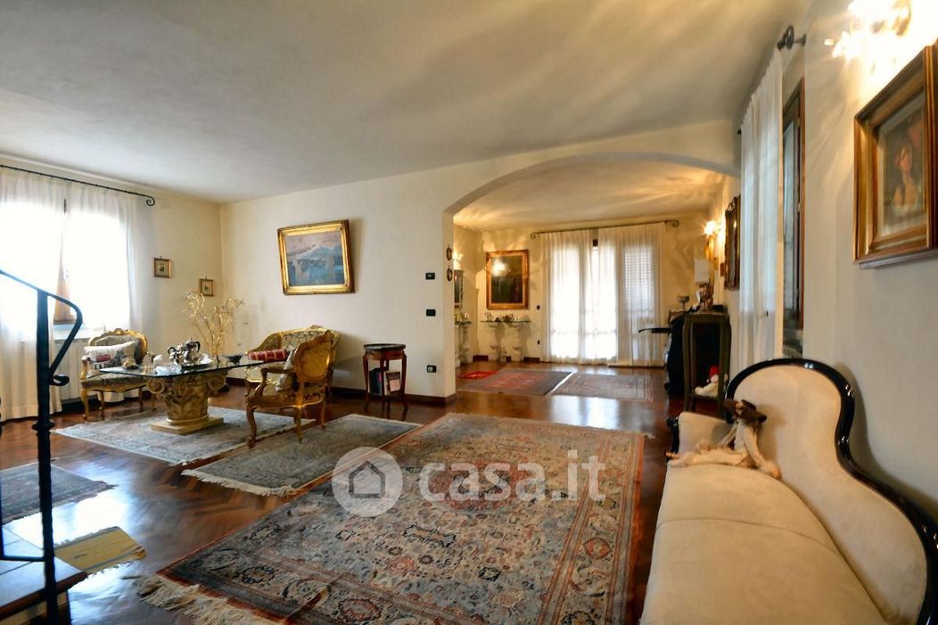 Villa in Vendita in Via dell'Acquacalda 39 a Lucca