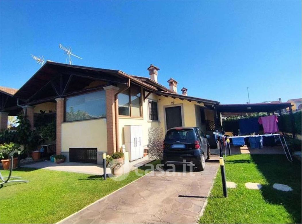Villa in Vendita in Via Salorno 38 a Roma