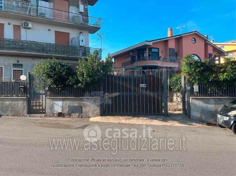 Casa Bi/Trifamiliare in Vendita in Via Mandanici 161 a Roma