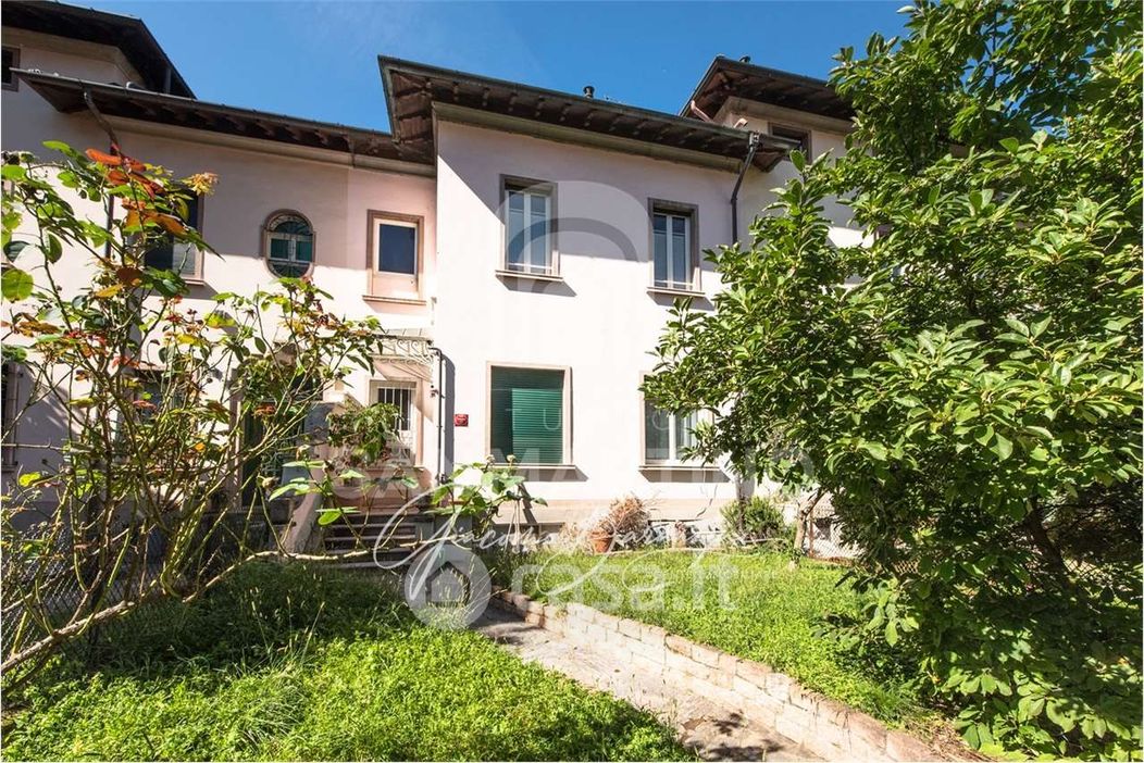 Villa in Vendita in Via Angiolo de Vincenti a Varese