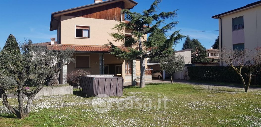 Villa in Vendita in a Lurano