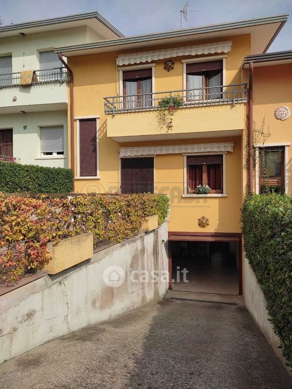 Casa Bi/Trifamiliare in Vendita in Via Antonio Pigafetta 8 a Val Liona