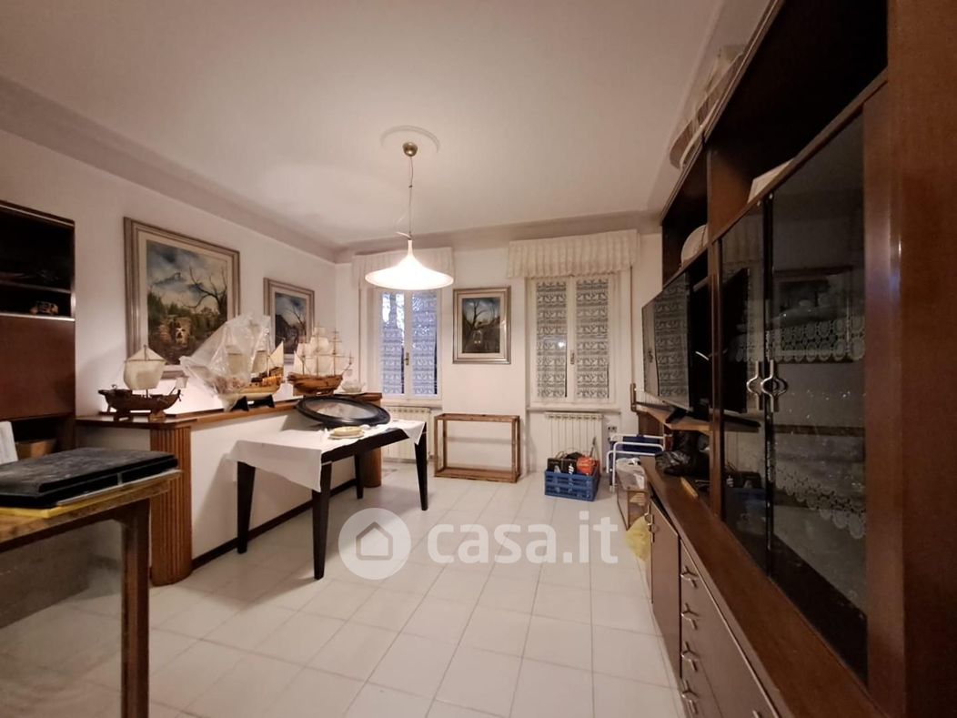 Appartamento in Vendita in Via Guglielmo Marconi a Carrara