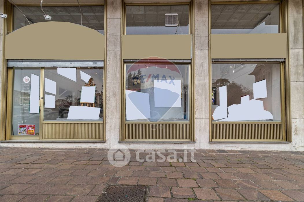 Negozio/Locale commerciale in Vendita in Piazza Adua 7 a Biella