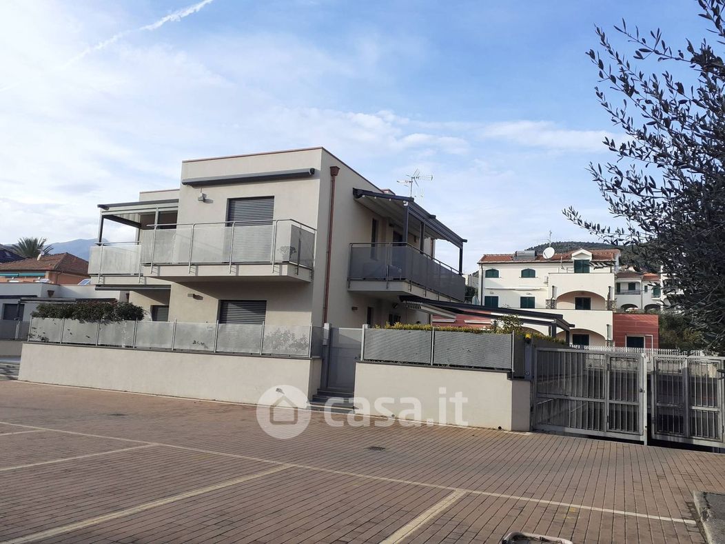 Appartamento in Vendita in Via Soccorso a Pietra Ligure