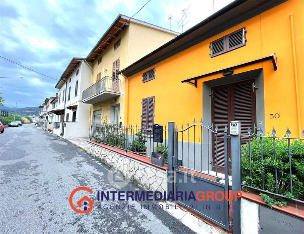 Casa indipendente in Vendita in Via di Montemurlo a Prato