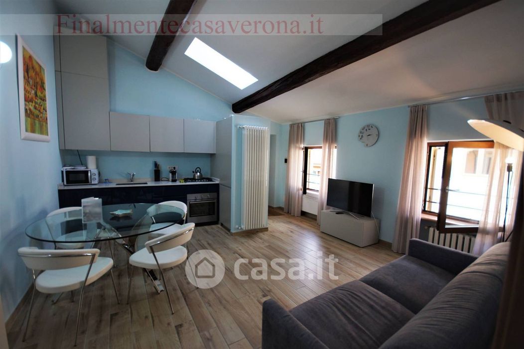 Appartamento in Affitto in Via Ponte Pietra 2 a Verona