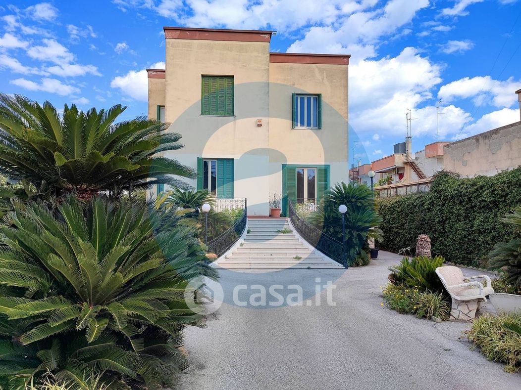 Villa in Vendita in Via Napoli-Santo Spirito 209 a Bari