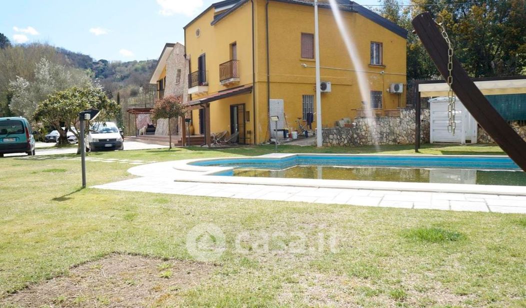 Villa in Vendita in Contrada Guarassano a Cosenza