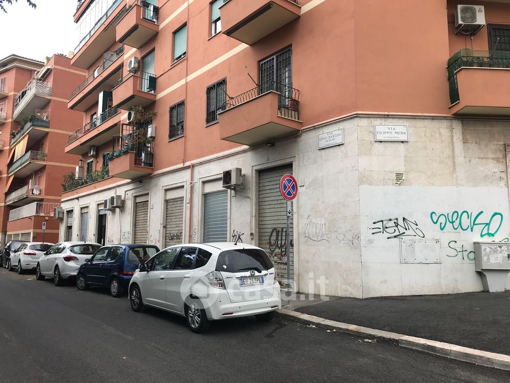 Negozio/Locale commerciale in Vendita in Via Luigi Barzini Senior a Roma