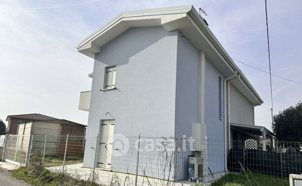 Casa Bi/Trifamiliare in Affitto in Via Gorghizzolo 97 a Due Carrare
