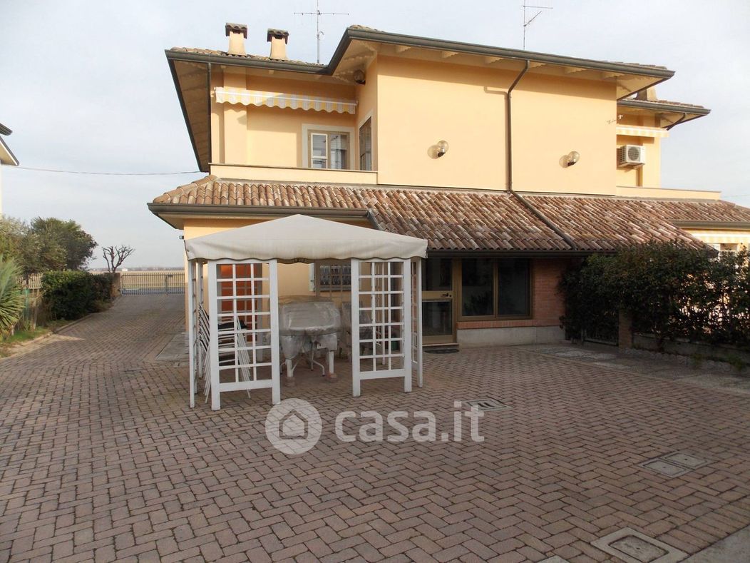 Villa in Vendita in a Ravenna