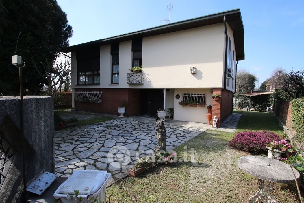 Villa in Vendita in Via E.Bevilacqua 27 a Busto Arsizio