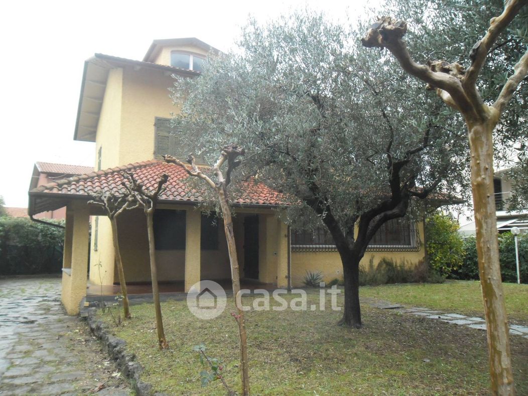 Villa in Affitto in Via Camponesto a Sarzana